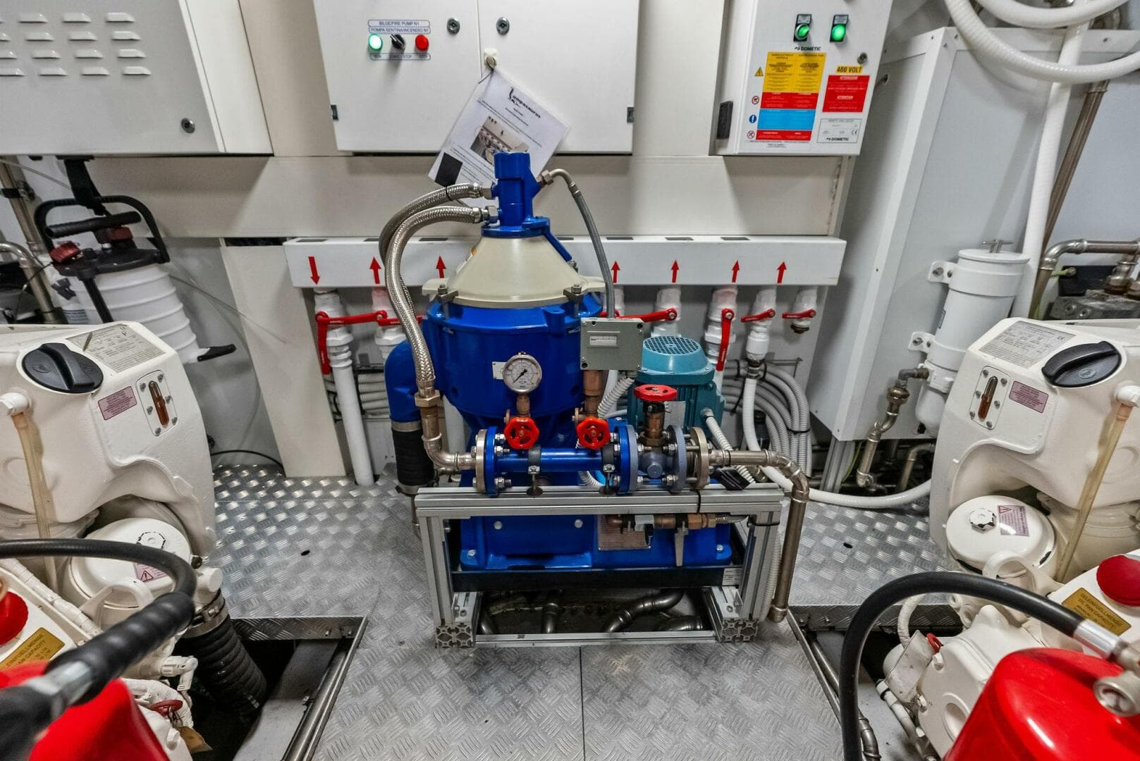 2023 Custom Line 33 Navetta