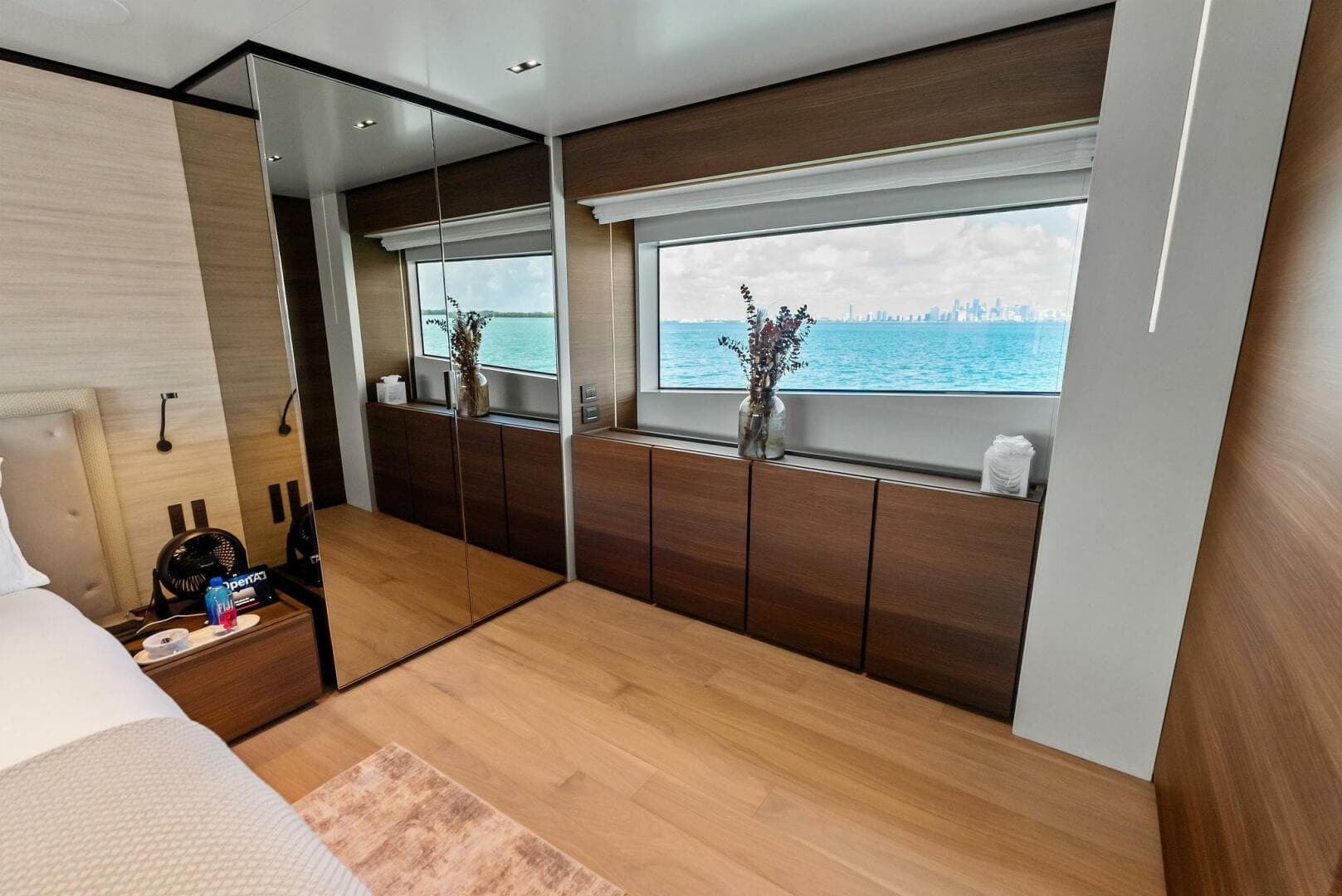 2023 Custom Line 33 Navetta