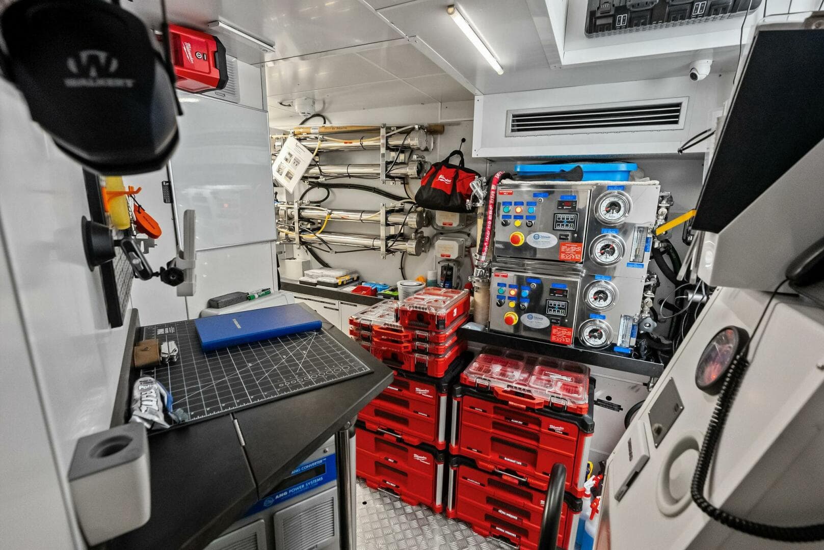 2023 Custom Line 33 Navetta