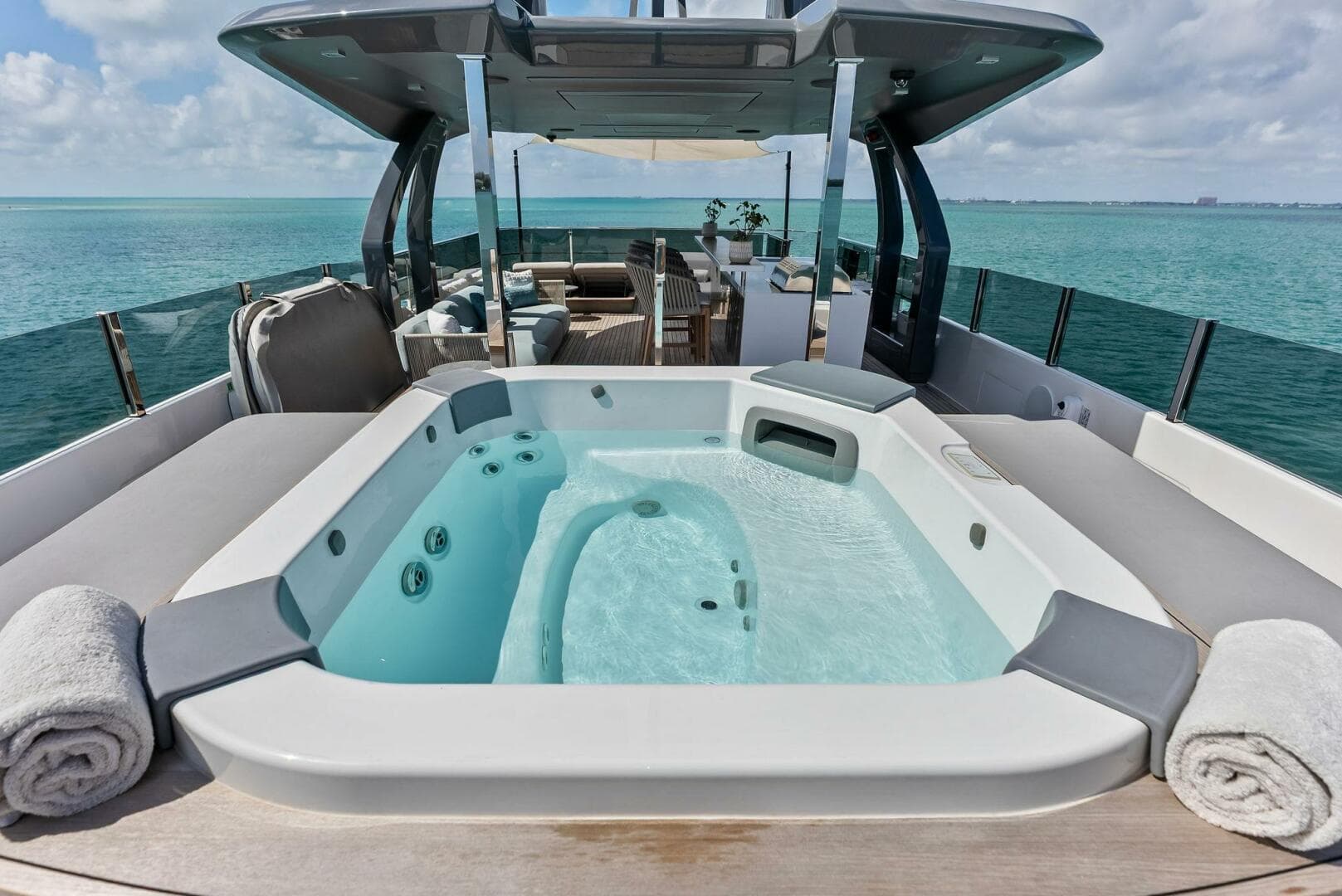 2023 Custom Line 33 Navetta