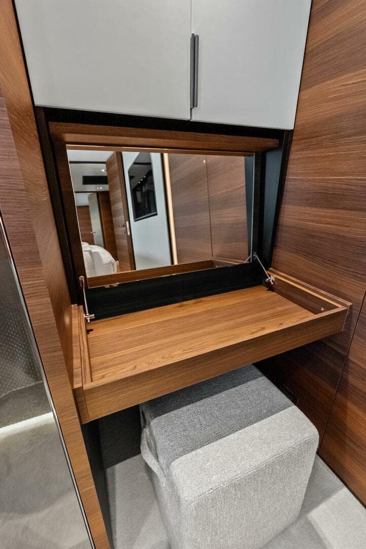 2023 Custom Line 33 Navetta