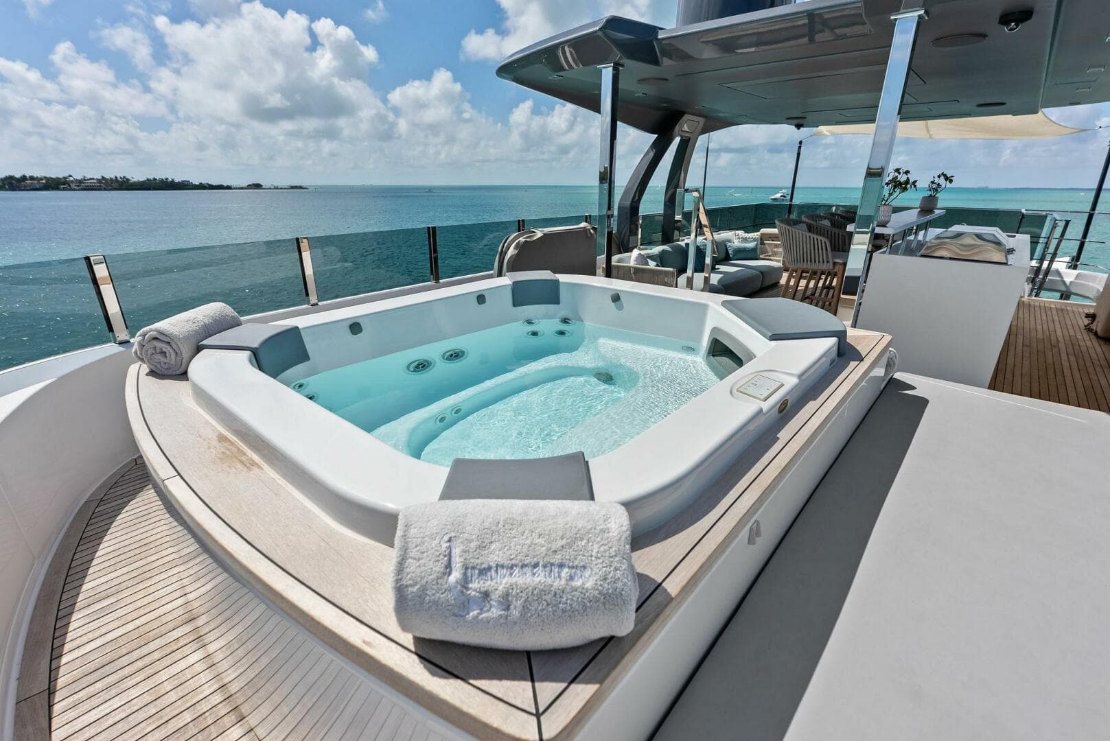 2023 Custom Line 33 Navetta