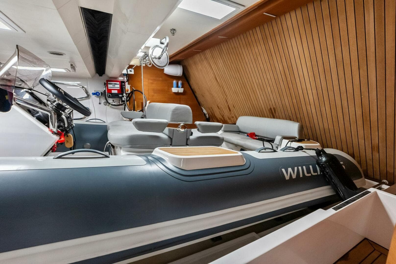 2023 Custom Line 33 Navetta