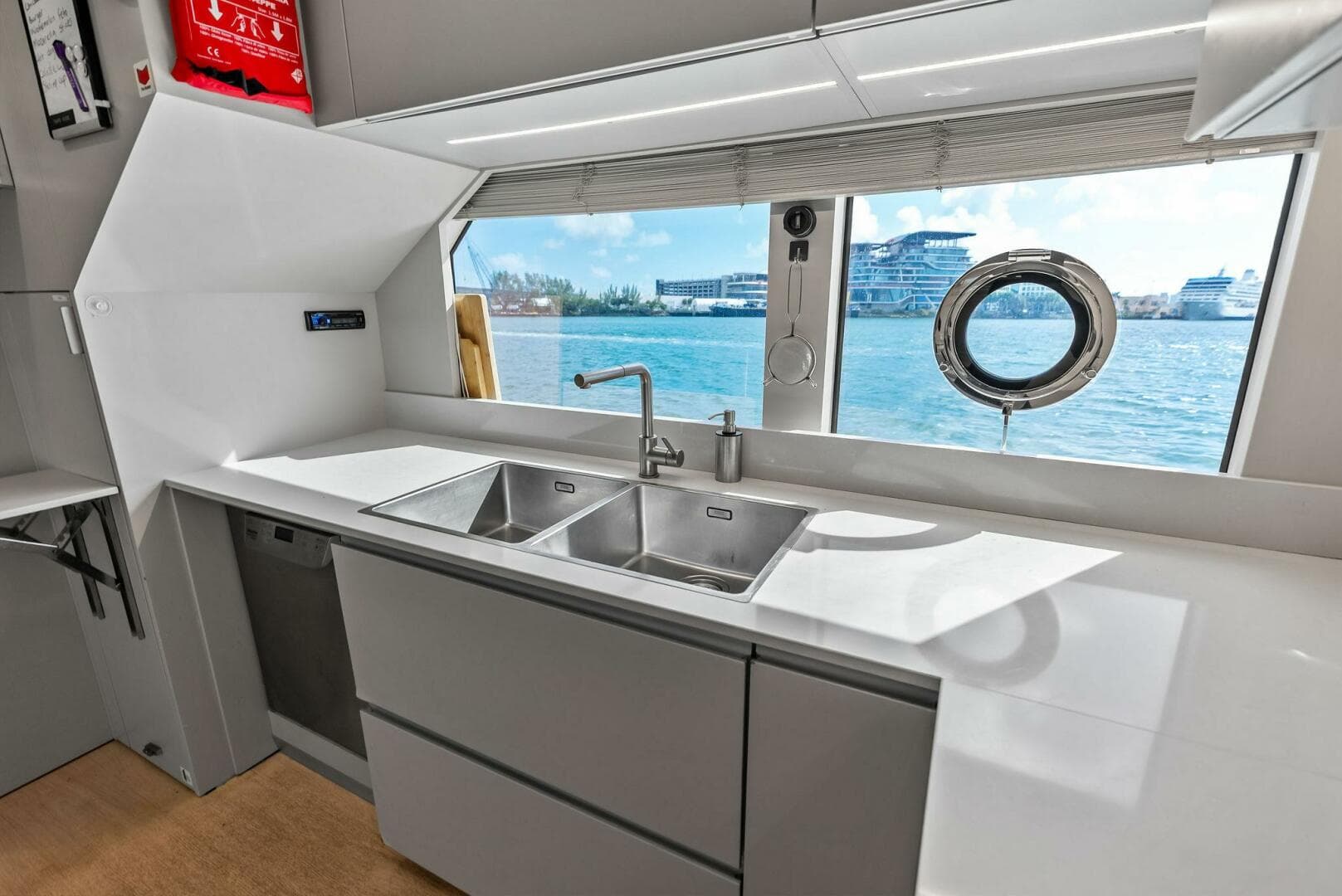 2023 Custom Line 33 Navetta