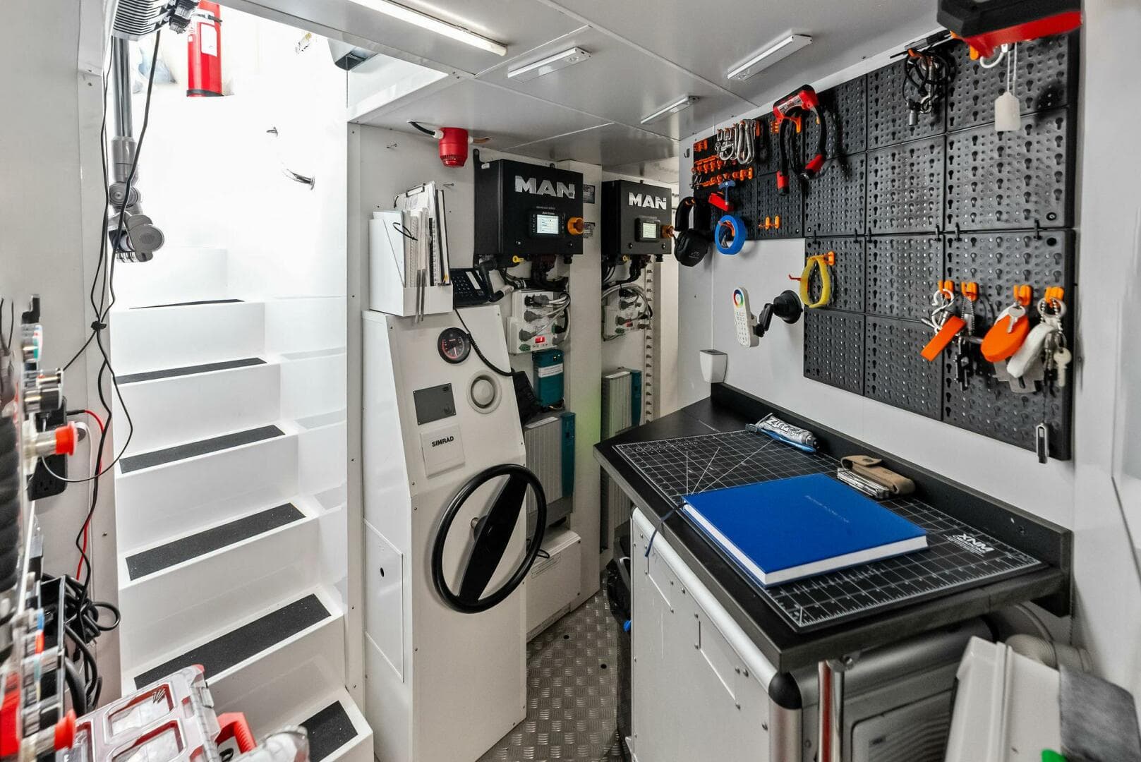 2023 Custom Line 33 Navetta