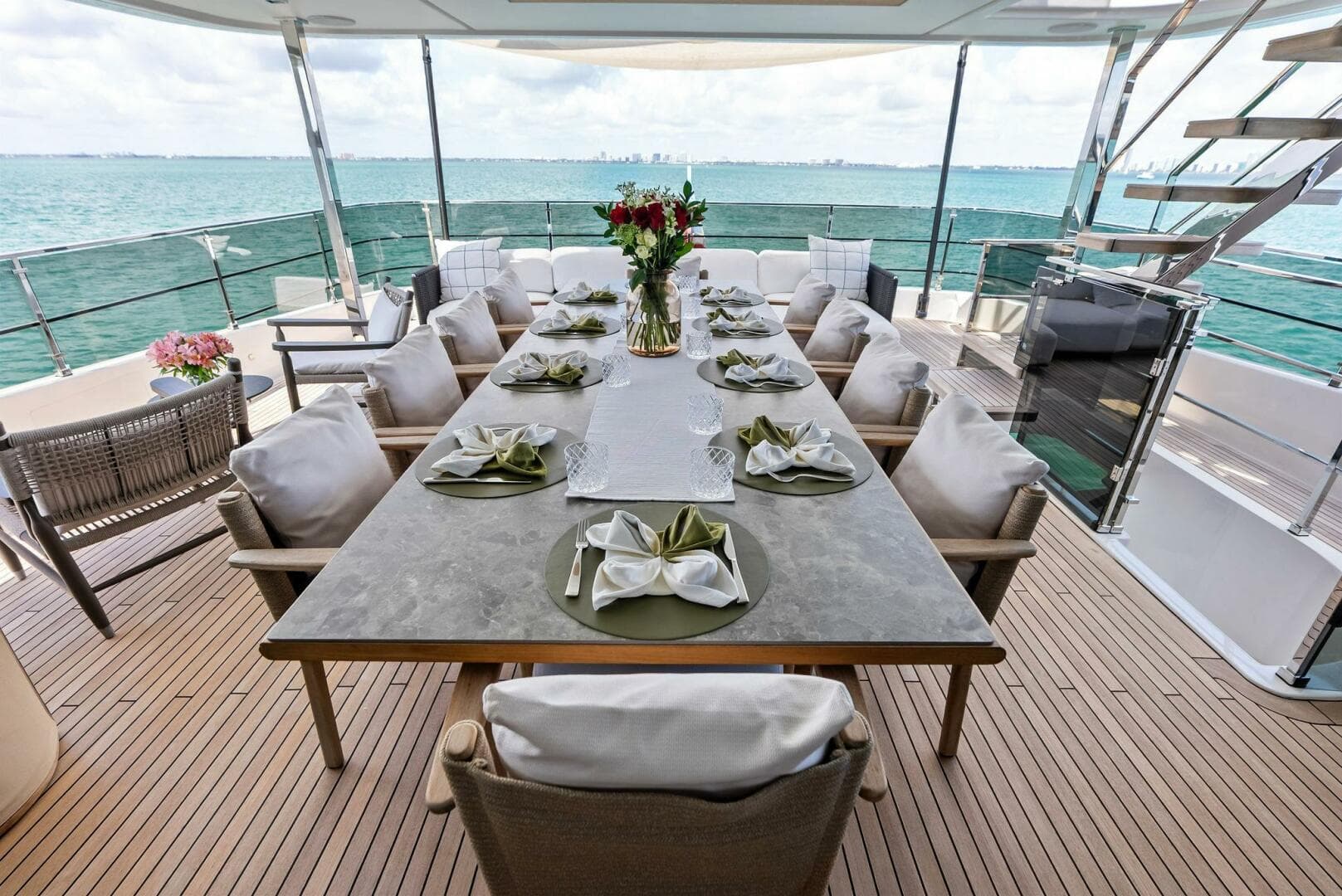 2023 Custom Line 33 Navetta