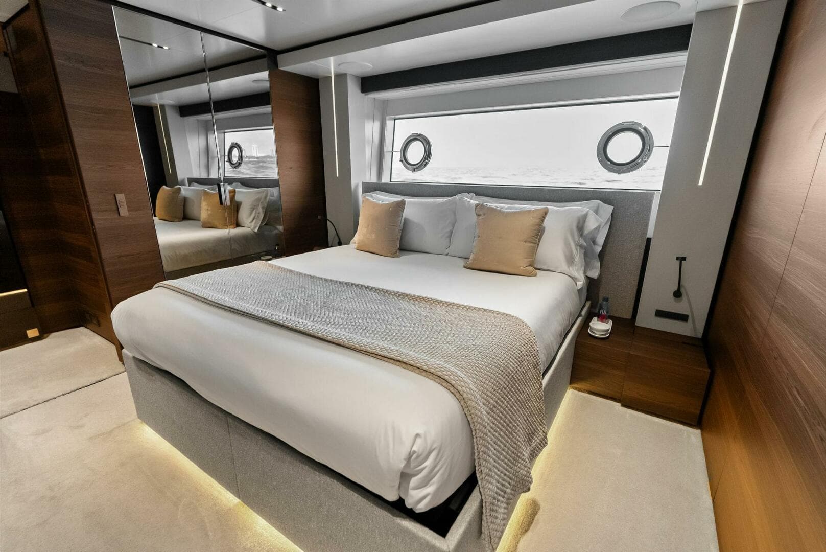 2023 Custom Line 33 Navetta
