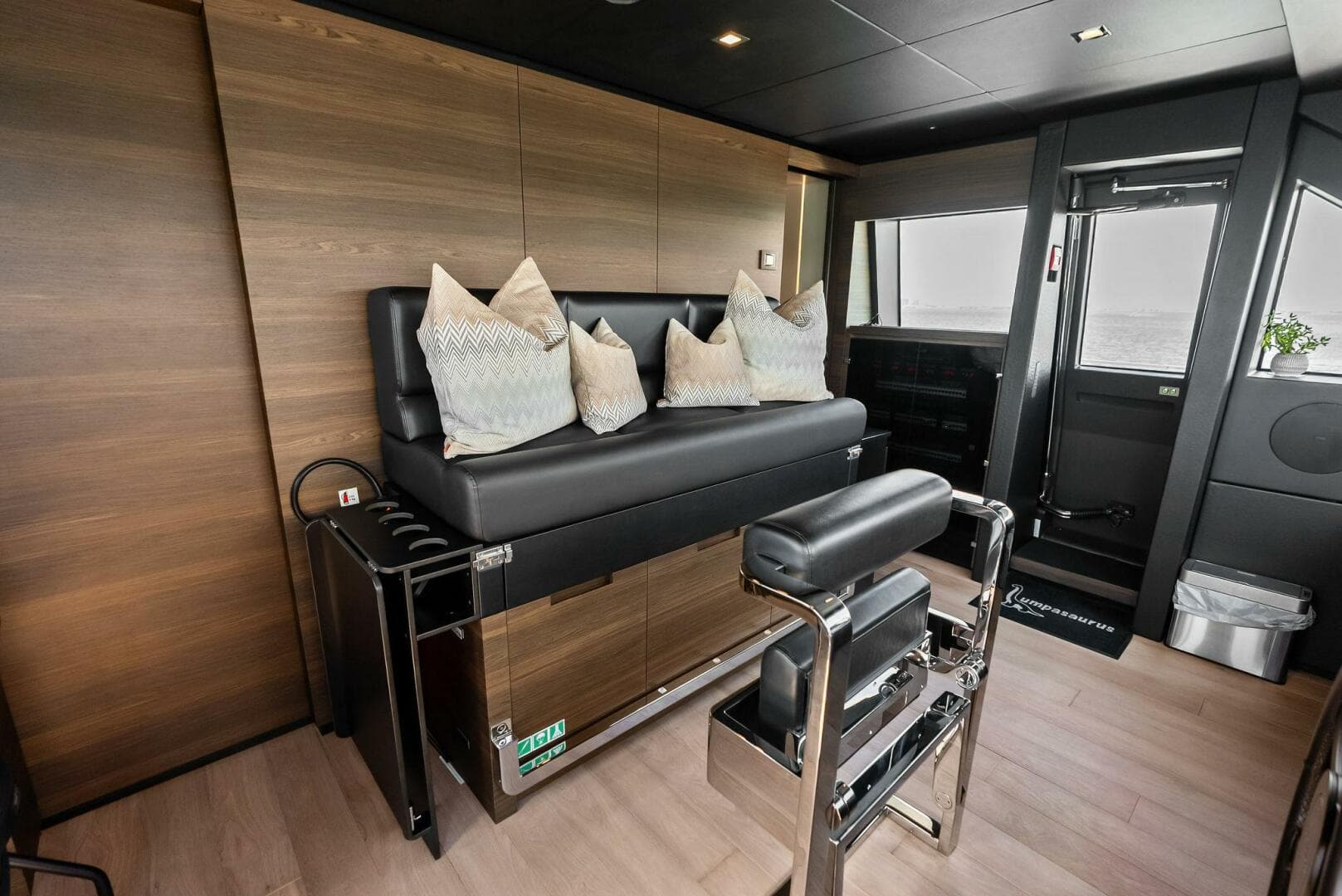 2023 Custom Line 33 Navetta