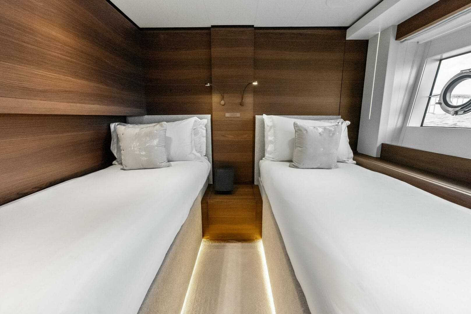 2023 Custom Line 33 Navetta