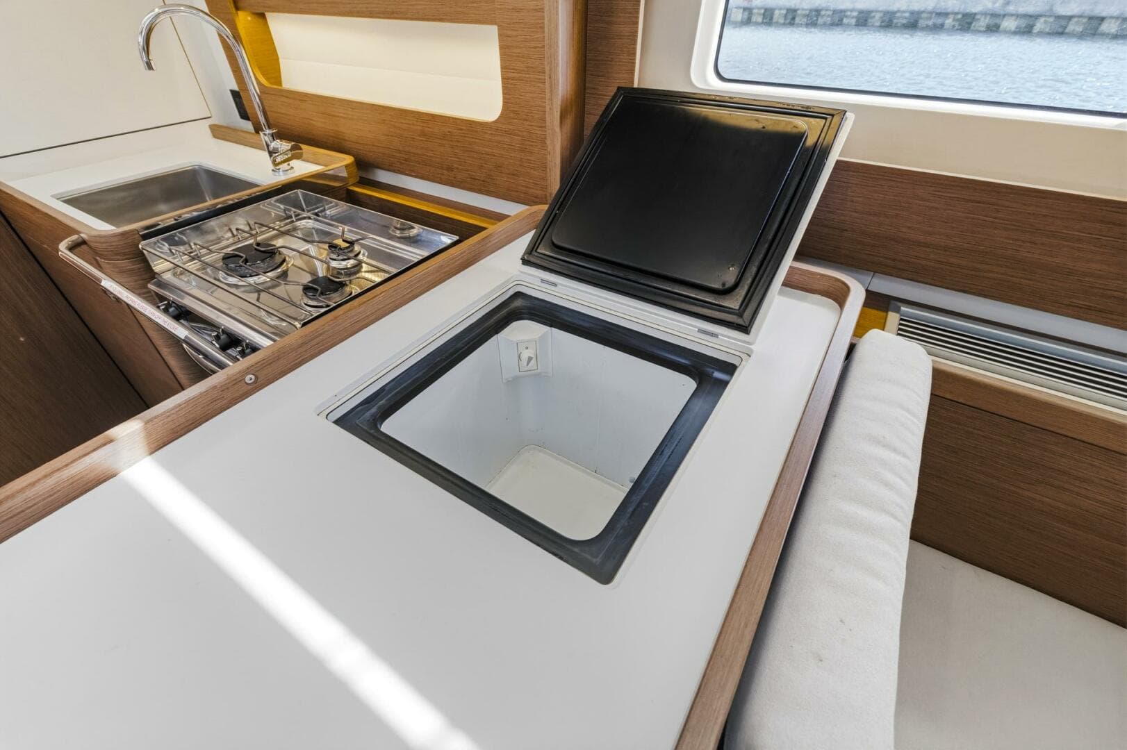 2024 Beneteau Oceanis Yacht 54