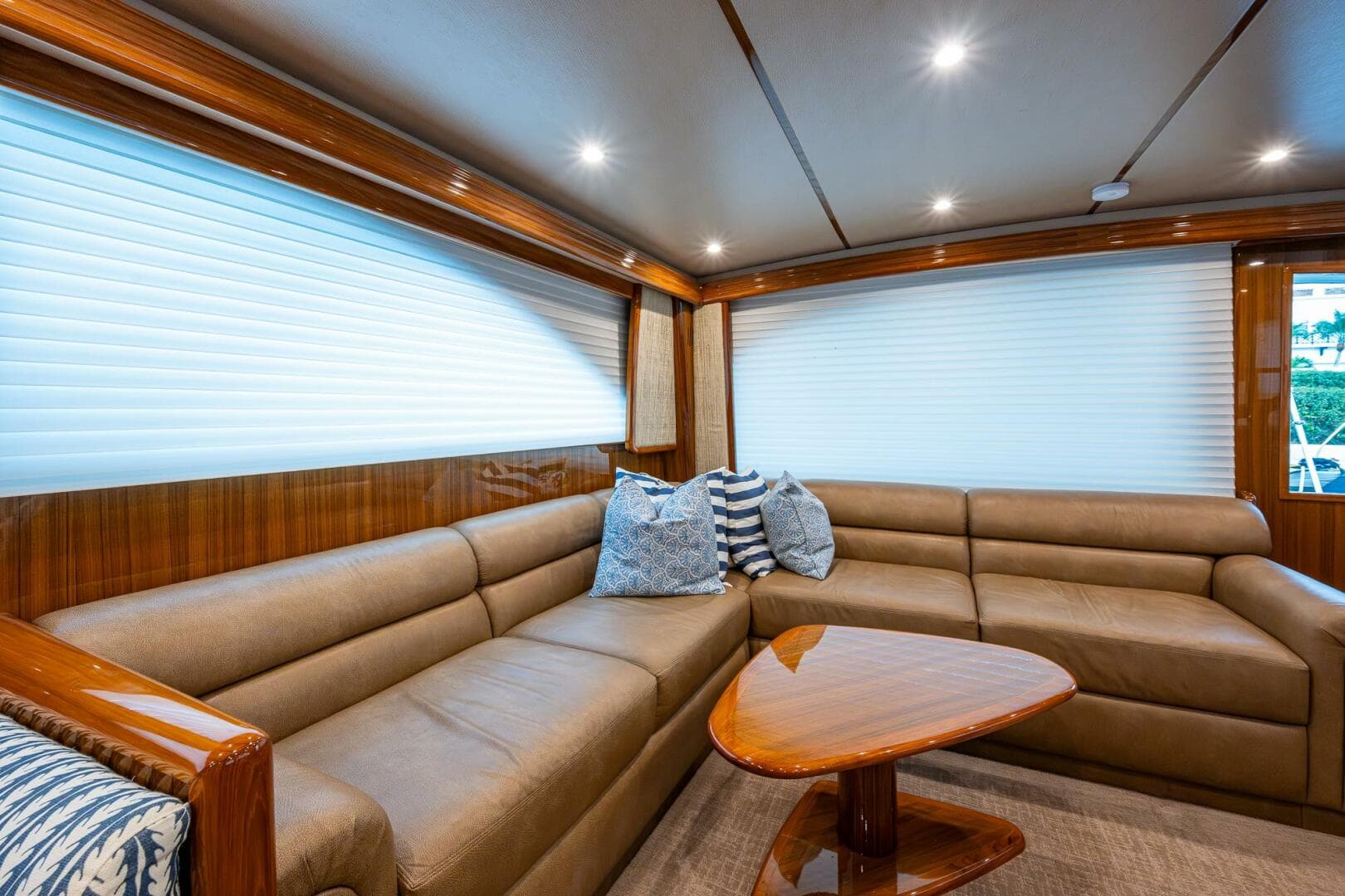 Viking 60 Bottom Line - Interior Salon