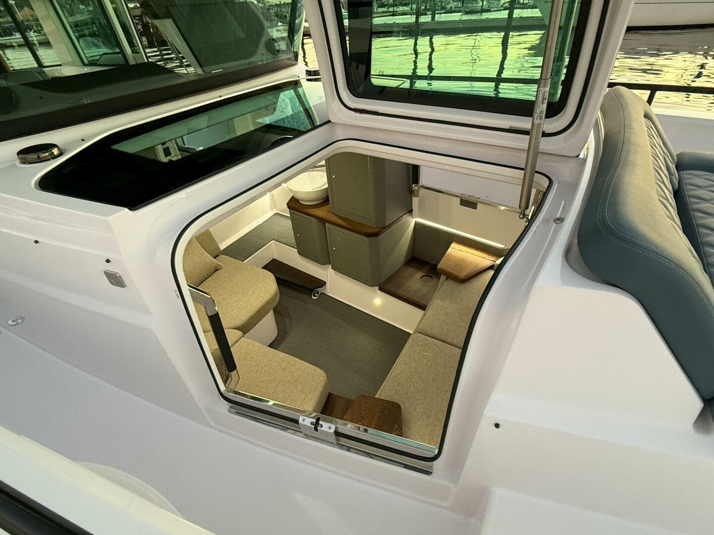 2022 Axopar 37 XC Cross Cabin
