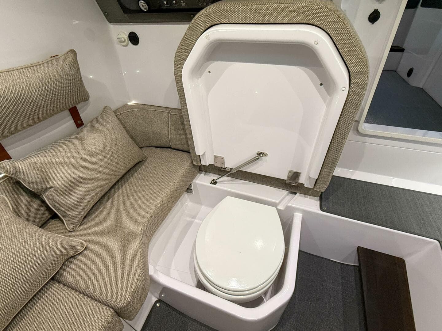 2022 Axopar 37 XC Cross Cabin