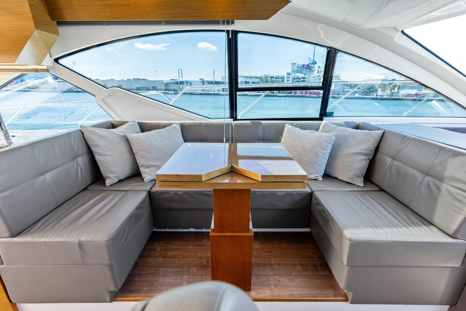 2019 Cruisers Yachts 54 Cantius