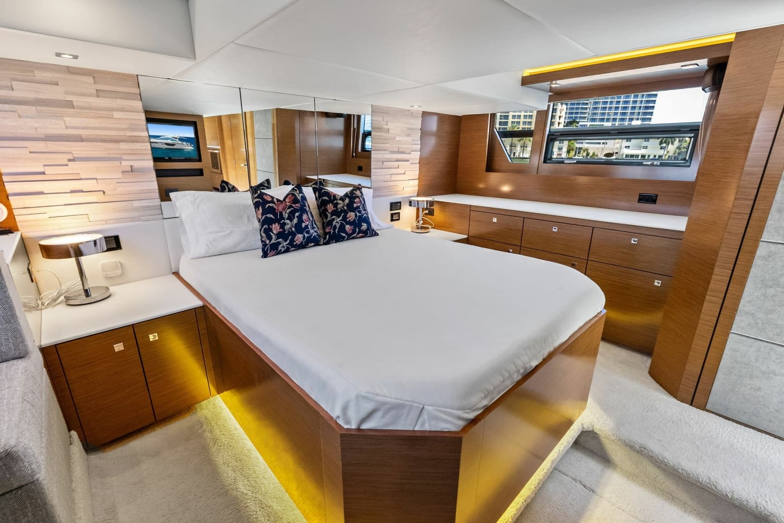 2019 Cruisers Yachts 54 Cantius
