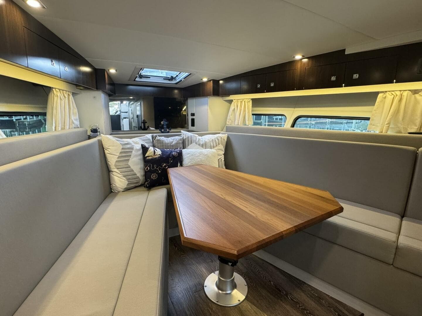 2022 Cruisers Yachts 