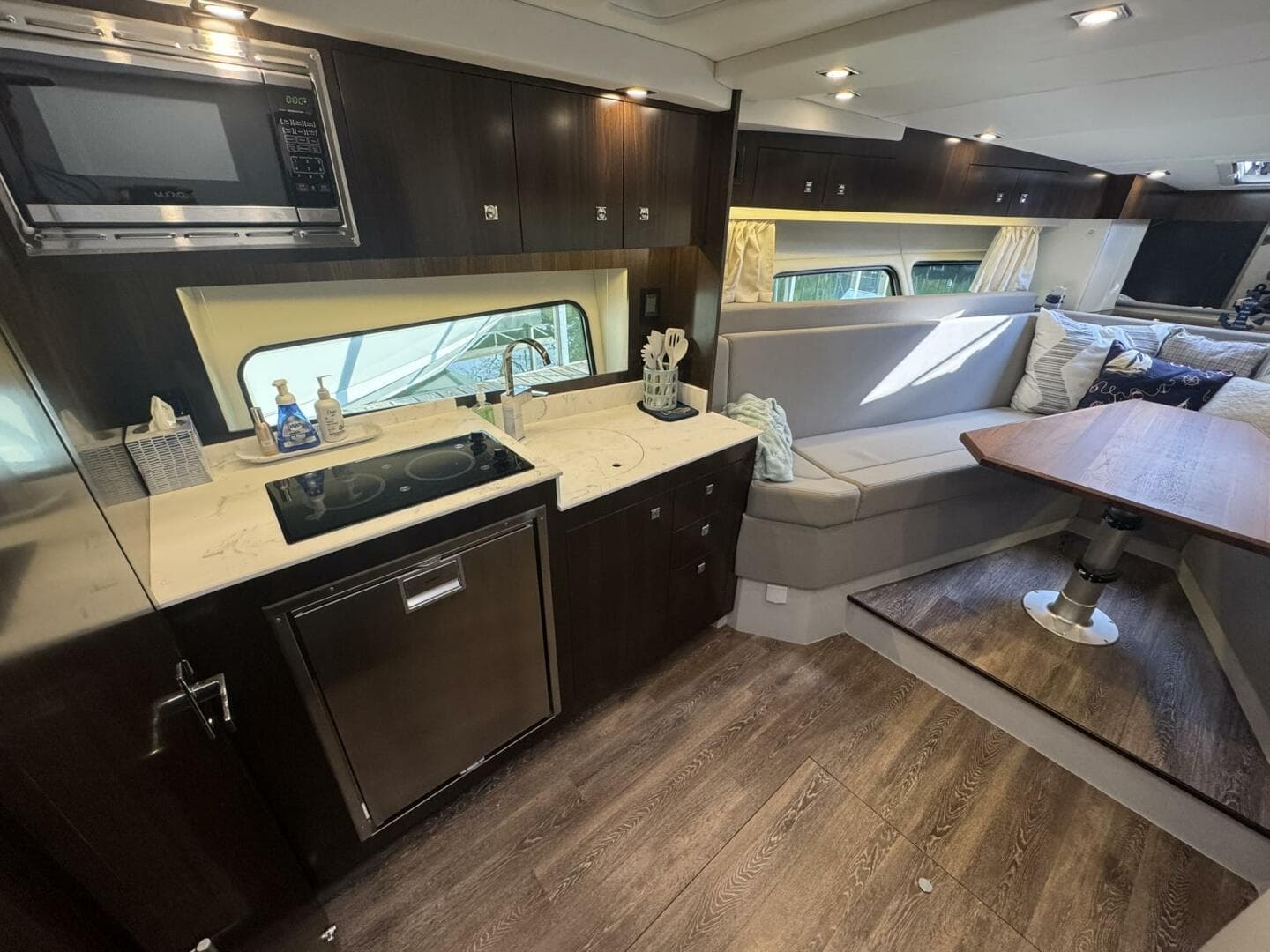 2022 Cruisers Yachts 