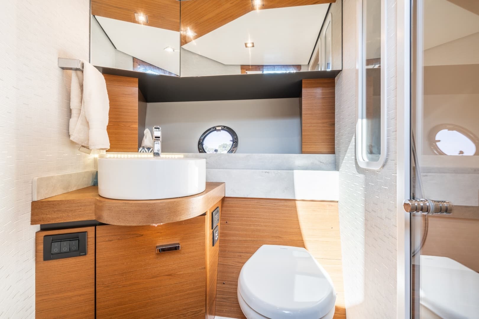 2023 Tiara Yachts 39 Coupe