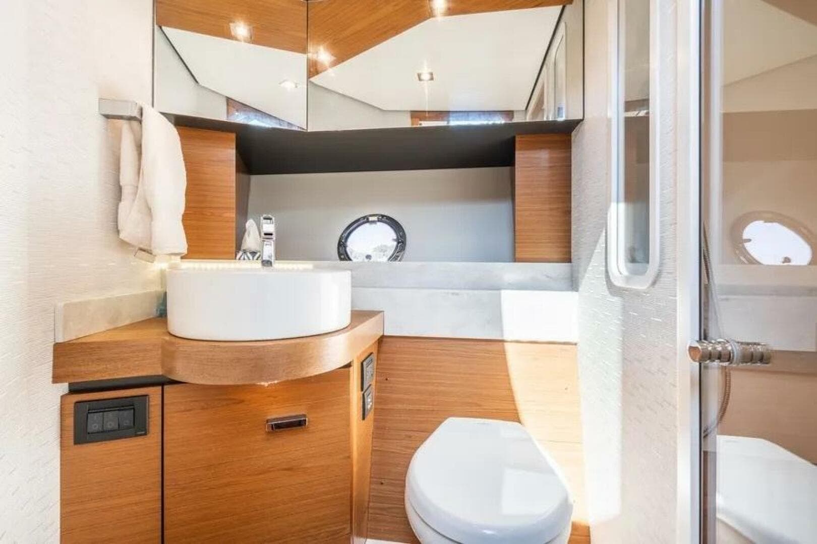 2023 Tiara Yachts 39 Coupe