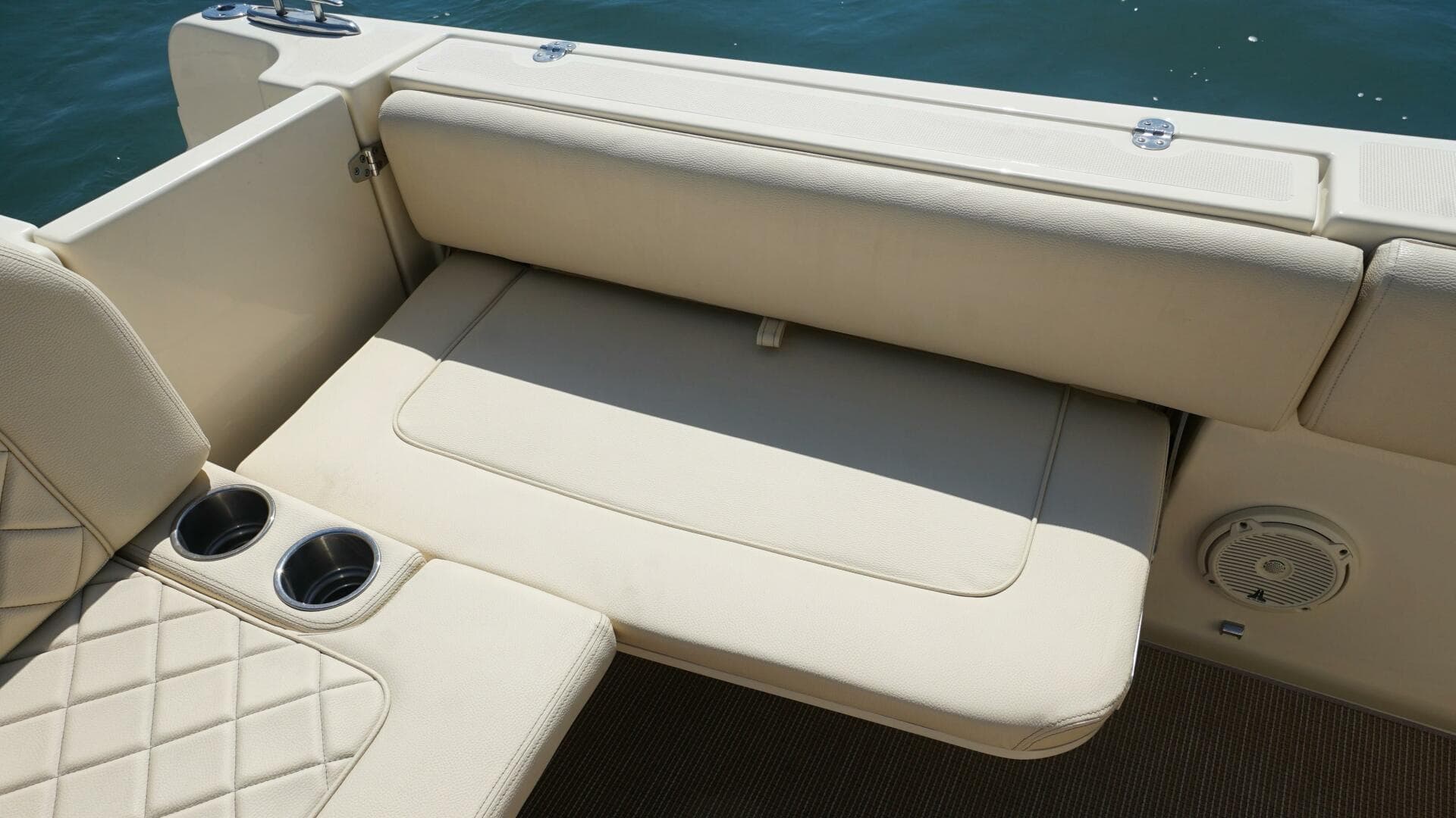 Chris-Craft 34- Catalina Grace- Seating 