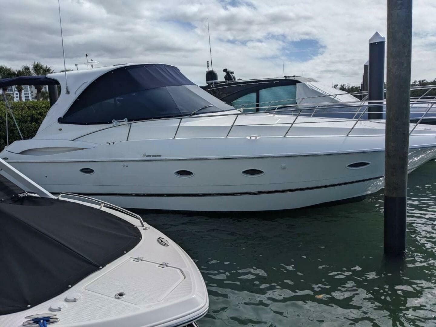 2003 Cruisers Yachts 3970