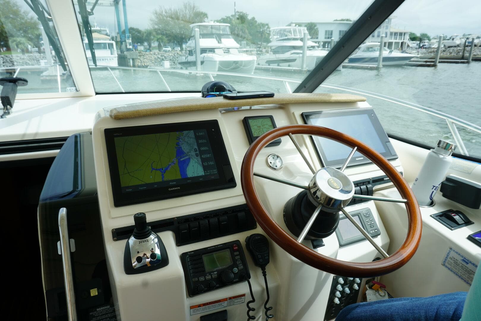 2007 39 Tiara Yachts 3900 Sovran The Pearl Helm (1)