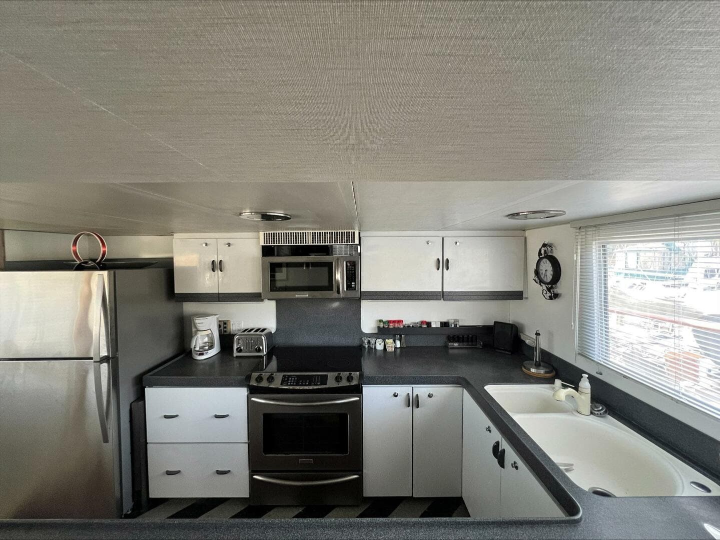 1984 Broward Raised Pilothouse