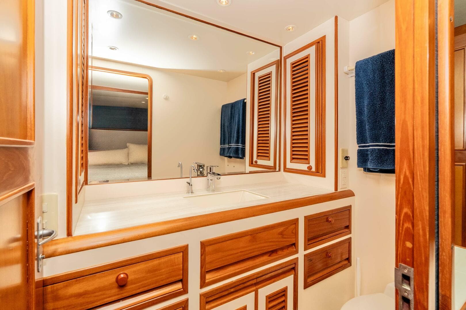 2000 Offshore Yachts Flushdeck