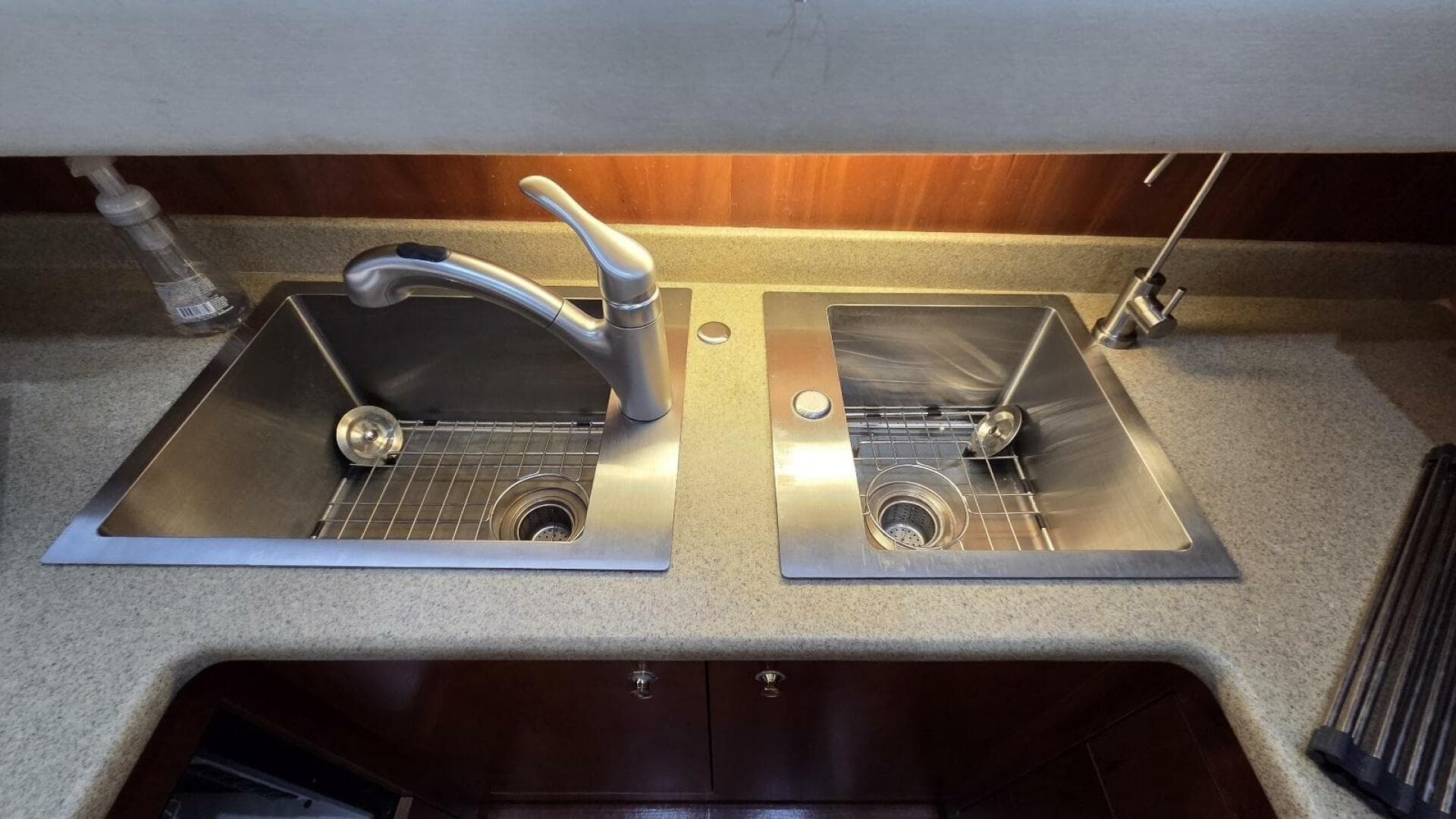 2000 Cruisers Yachts 4450 Express Motor Yacht