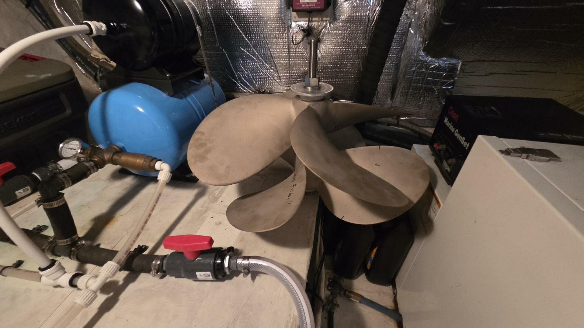 2000 Cruisers Yachts 4450 Express Motor Yacht