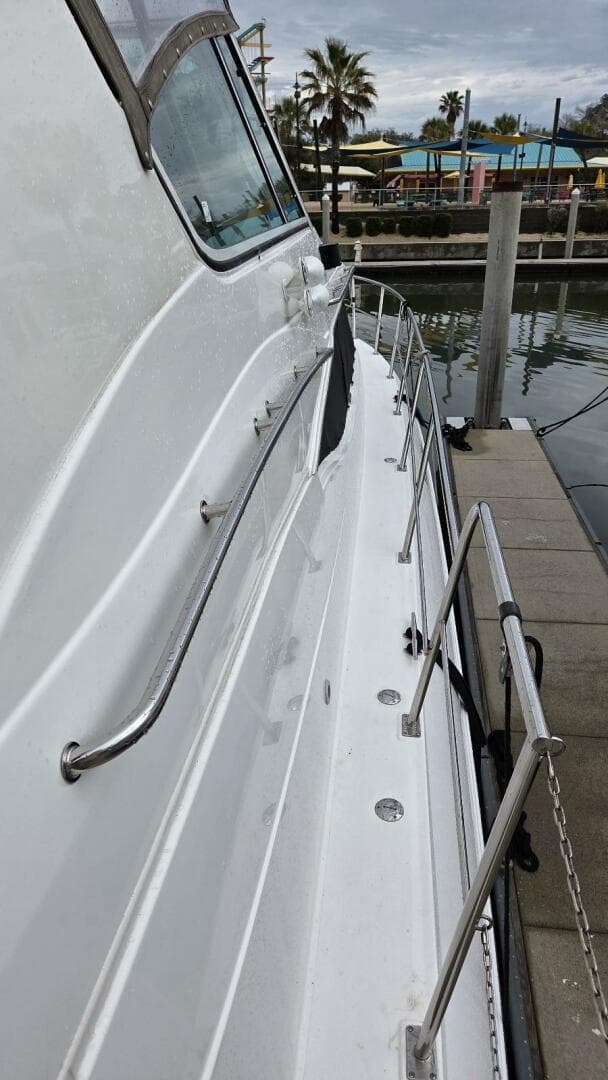 2000 Cruisers Yachts 4450 Express Motor Yacht