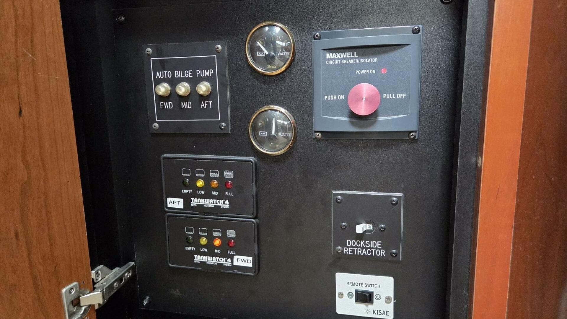 2000 Cruisers Yachts 4450 Express Motor Yacht