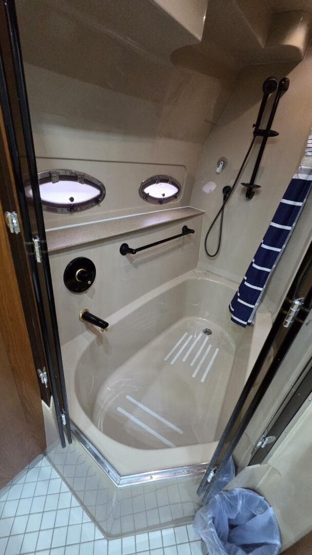 2000 Cruisers Yachts 4450 Express Motor Yacht