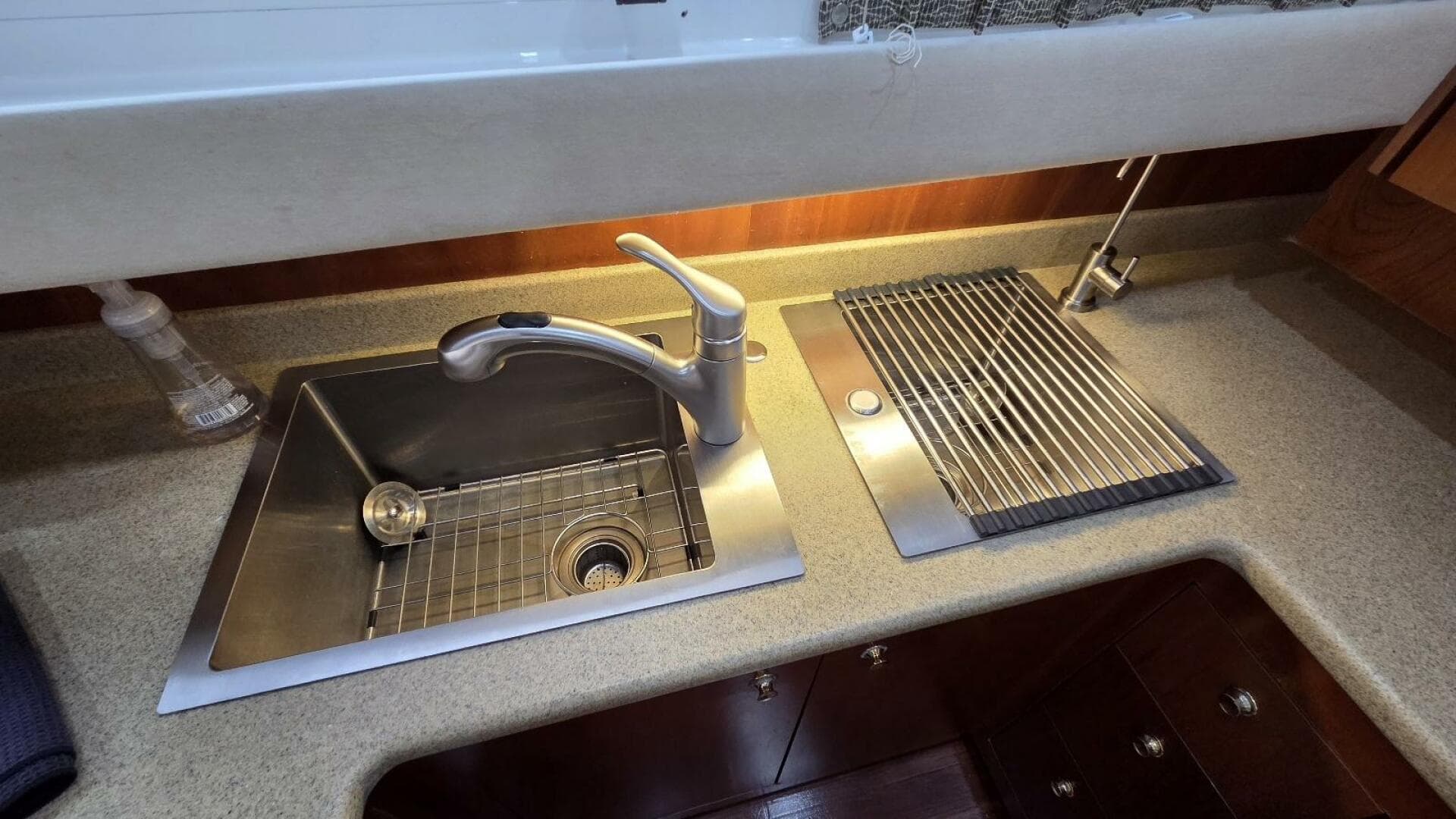 2000 Cruisers Yachts 4450 Express Motor Yacht