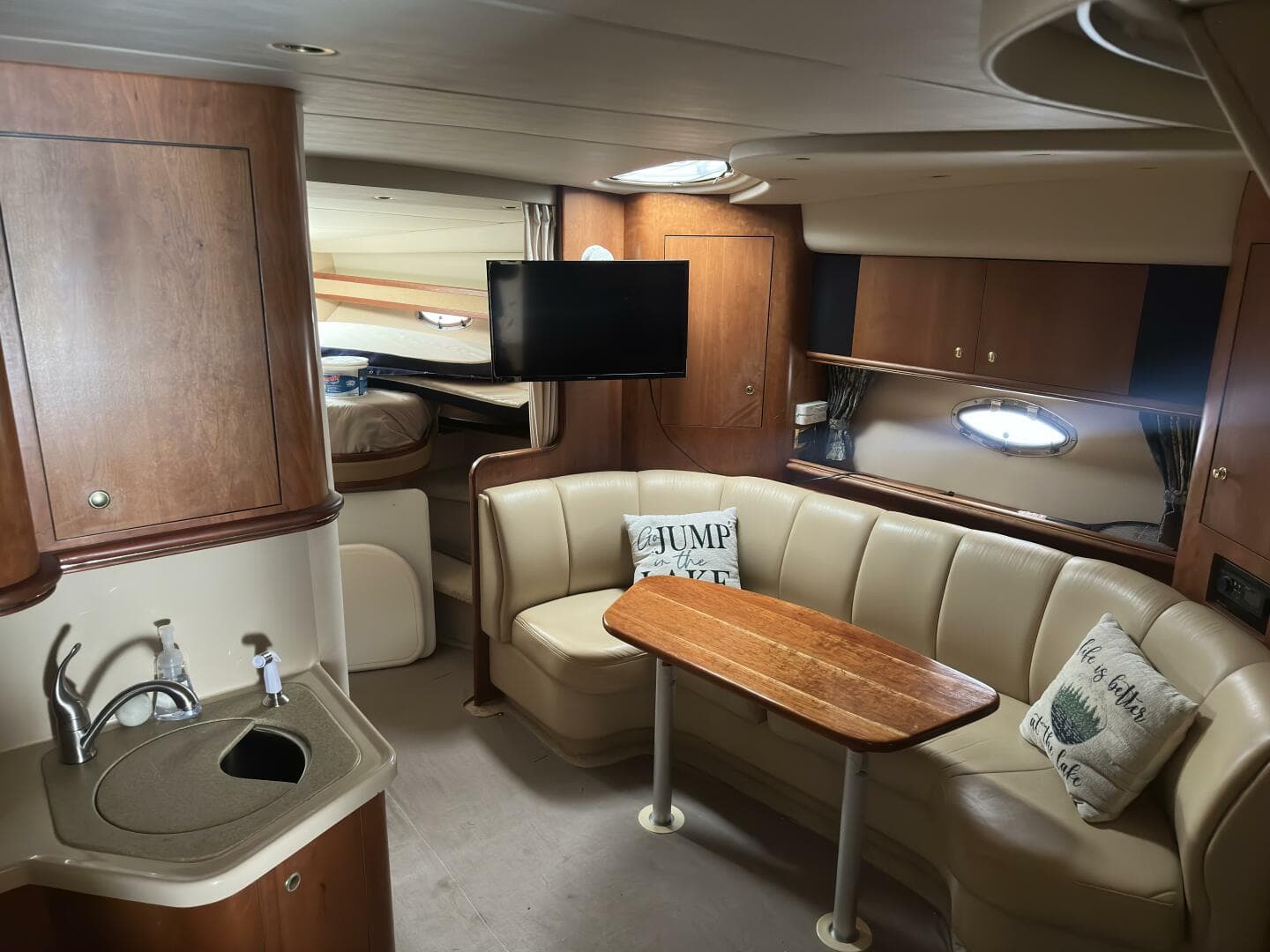 2000 Cruisers Yachts 3672 Express