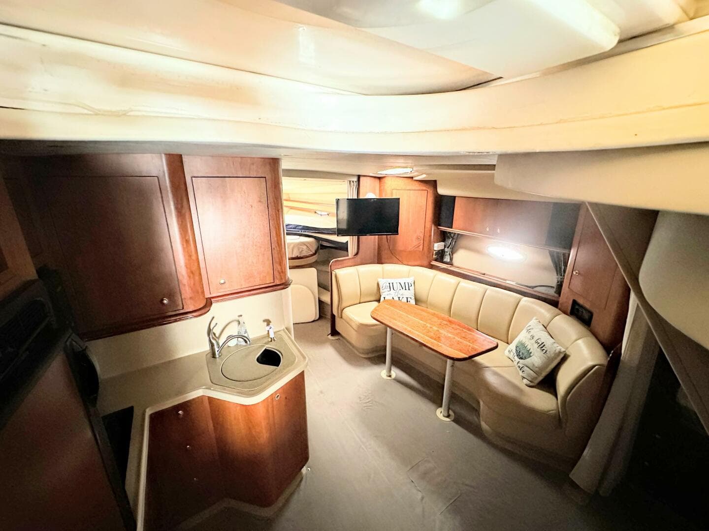 2000 Cruisers Yachts 3672 Express