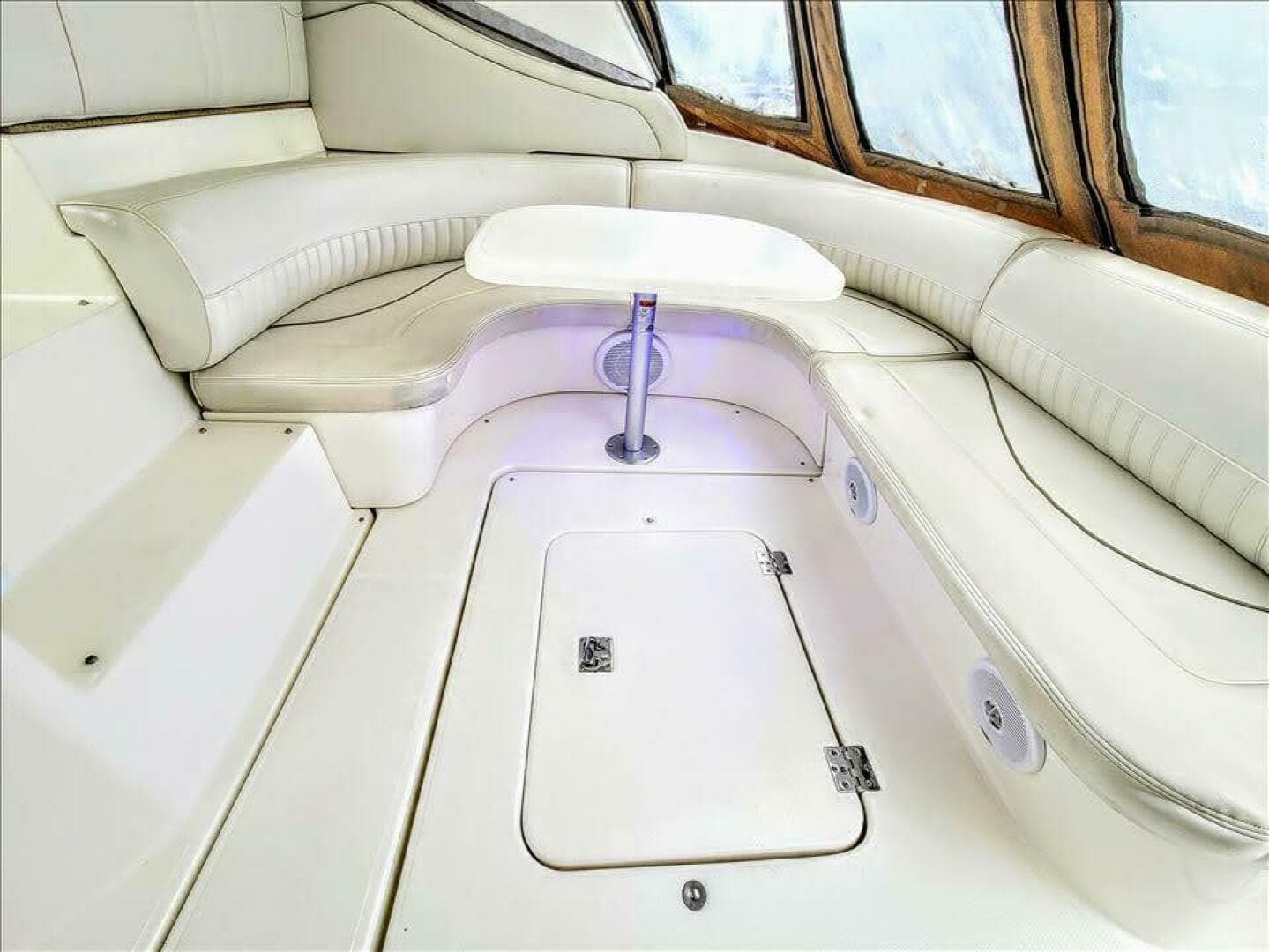 2000 Cruisers Yachts 3672 Express