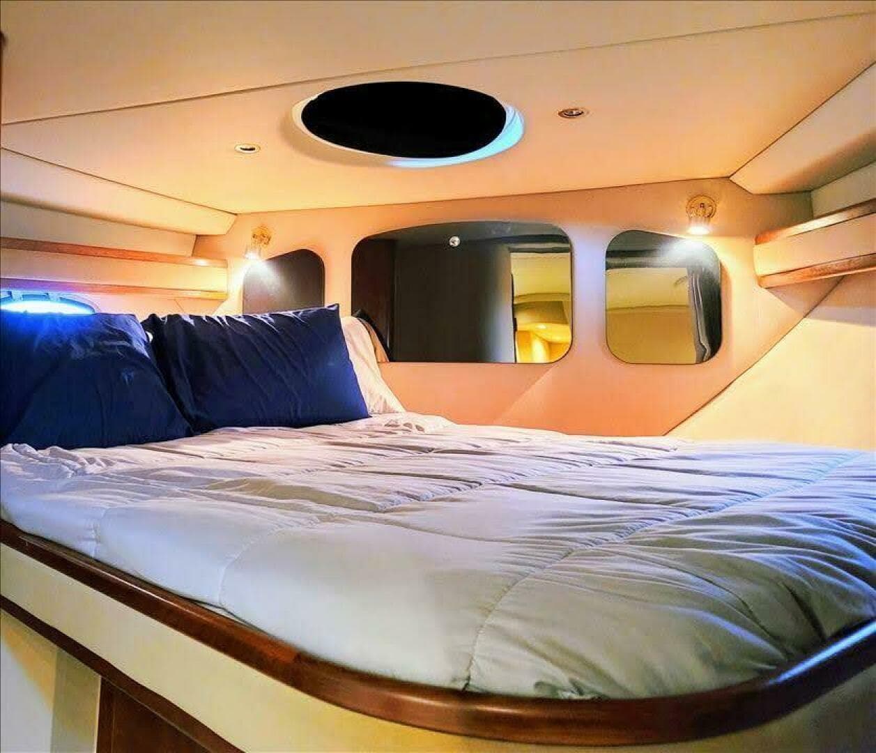 2000 Cruisers Yachts 3672 Express