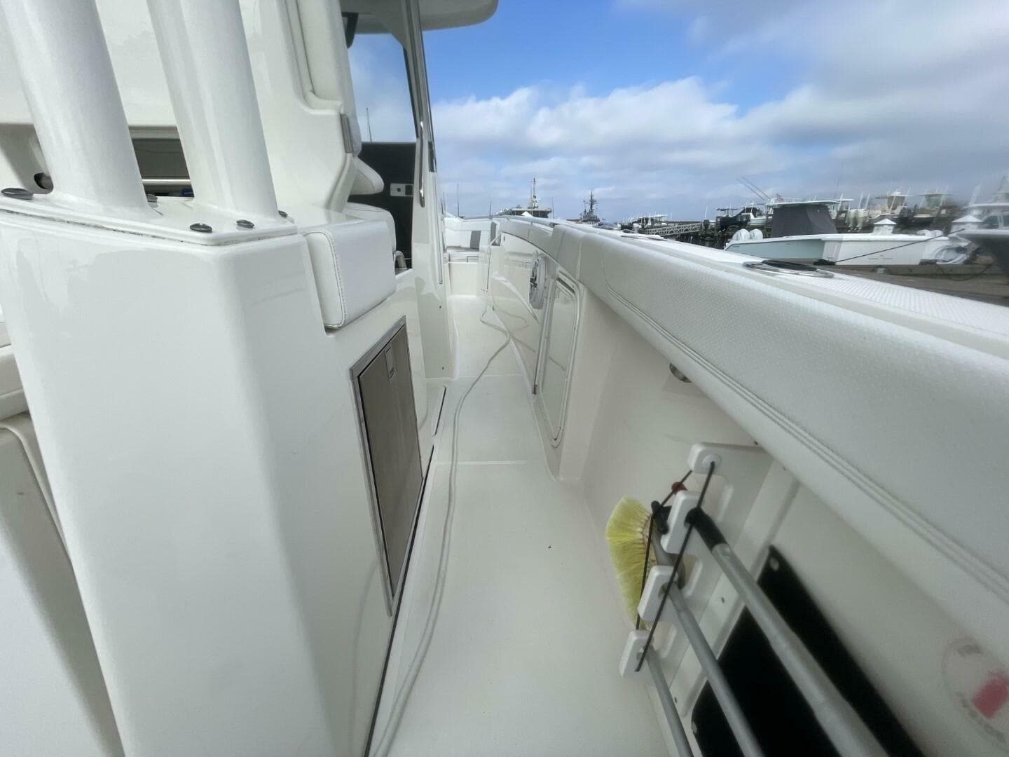 2021 Pursuit S 328 Sport