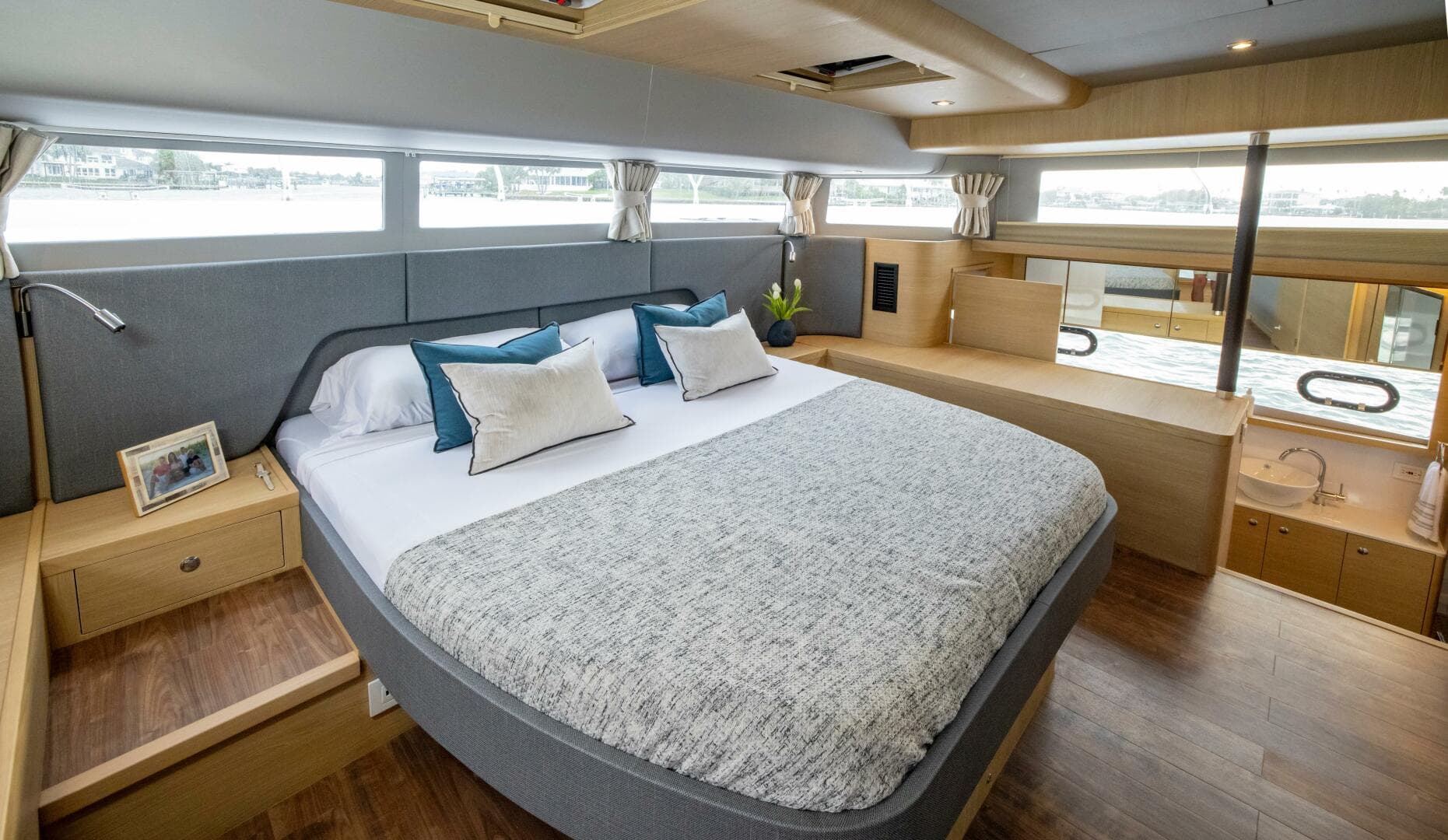 2024 Aquila 54 Yacht