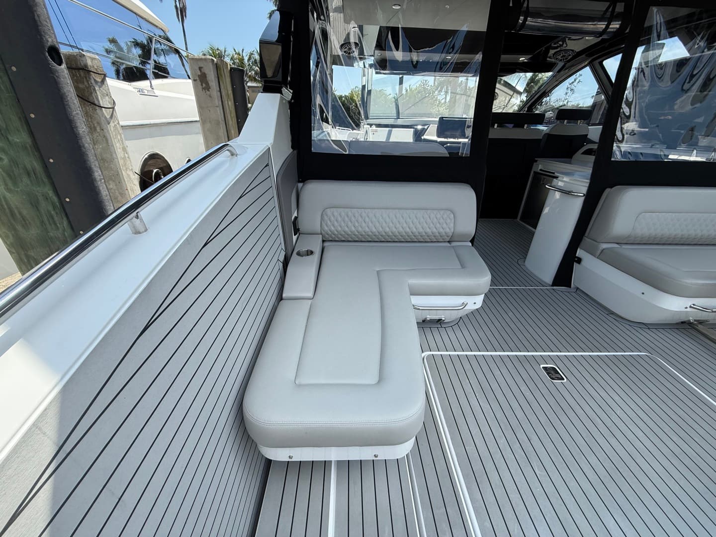 2024 Cruisers Yachts 50 GLS Outboard