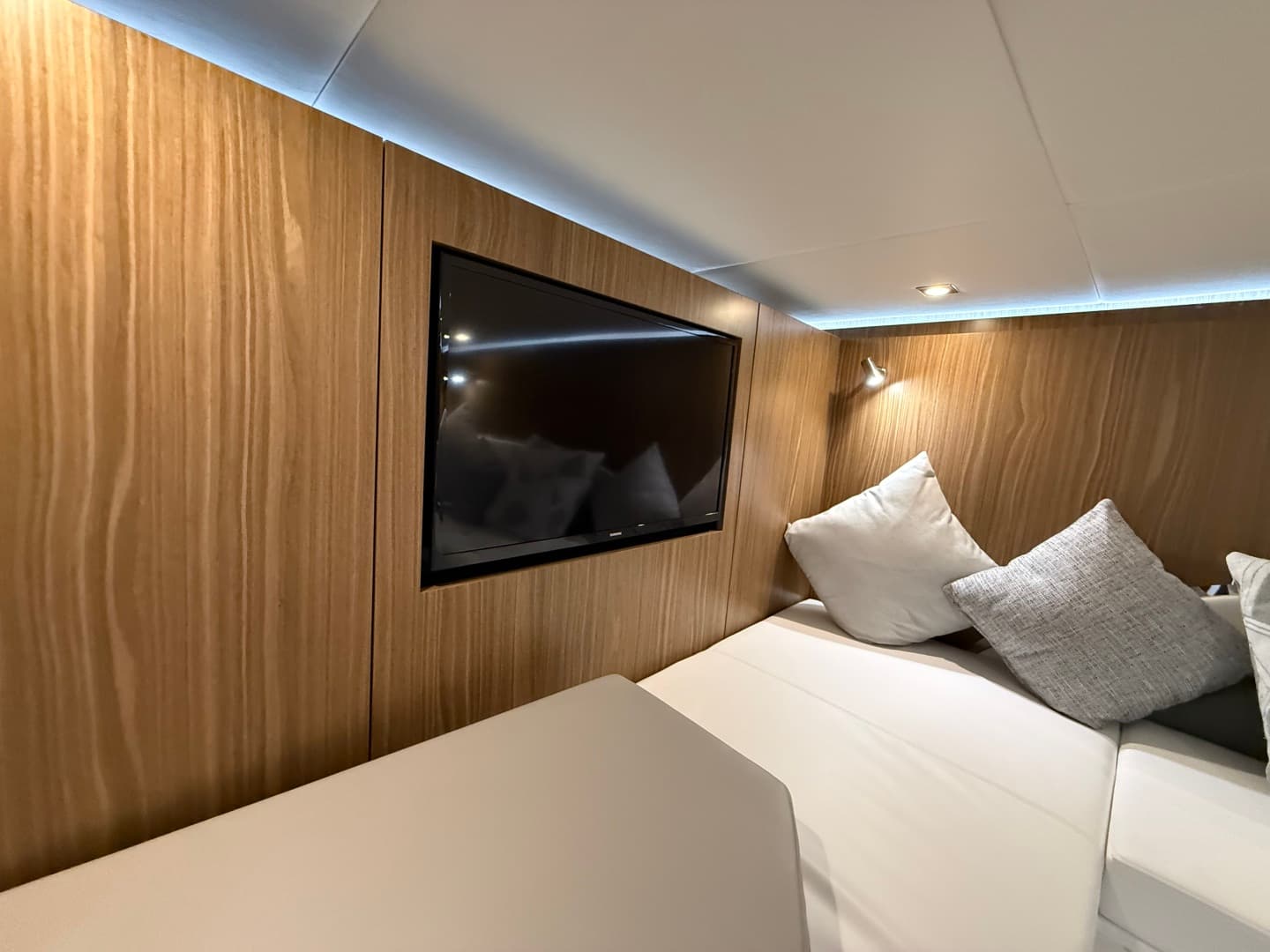 2024 Cruisers Yachts 50 GLS Outboard