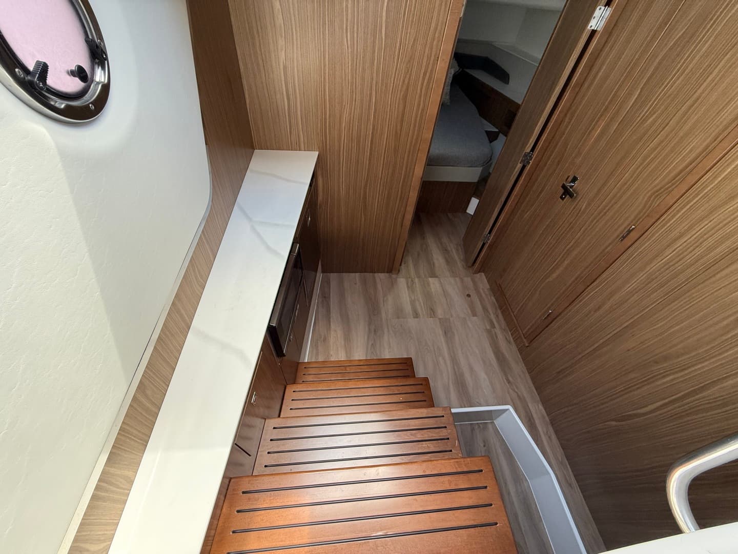 2024 Cruisers Yachts 50 GLS Outboard