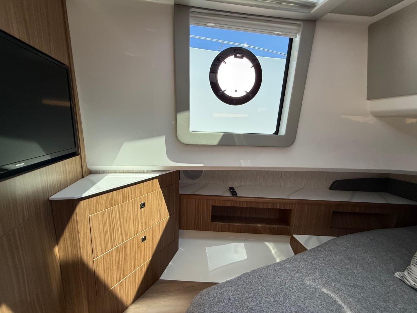 2024 Cruisers Yachts 50 GLS Outboard