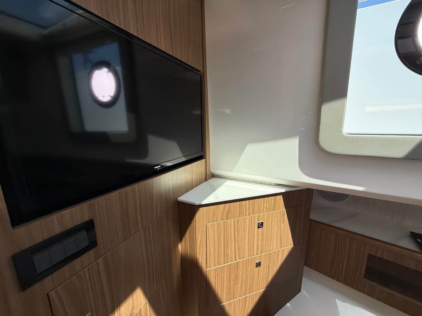 2024 Cruisers Yachts 50 GLS Outboard