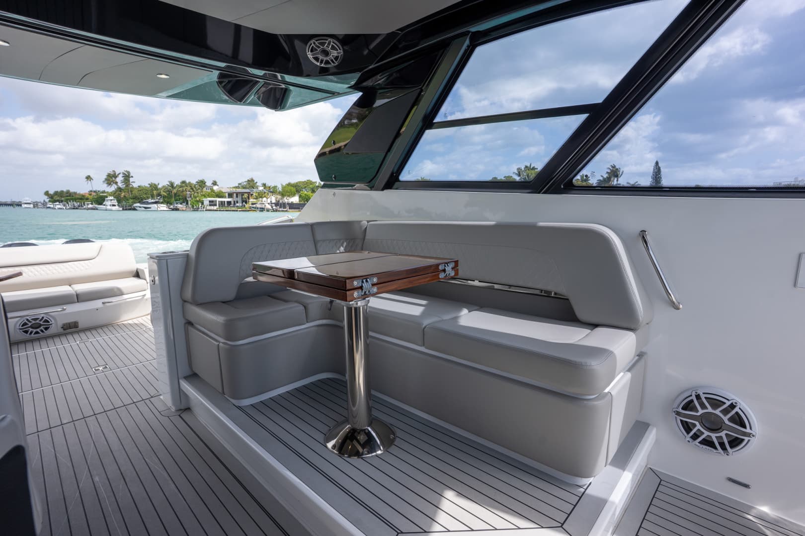 2024 Cruisers Yachts 50 GLS