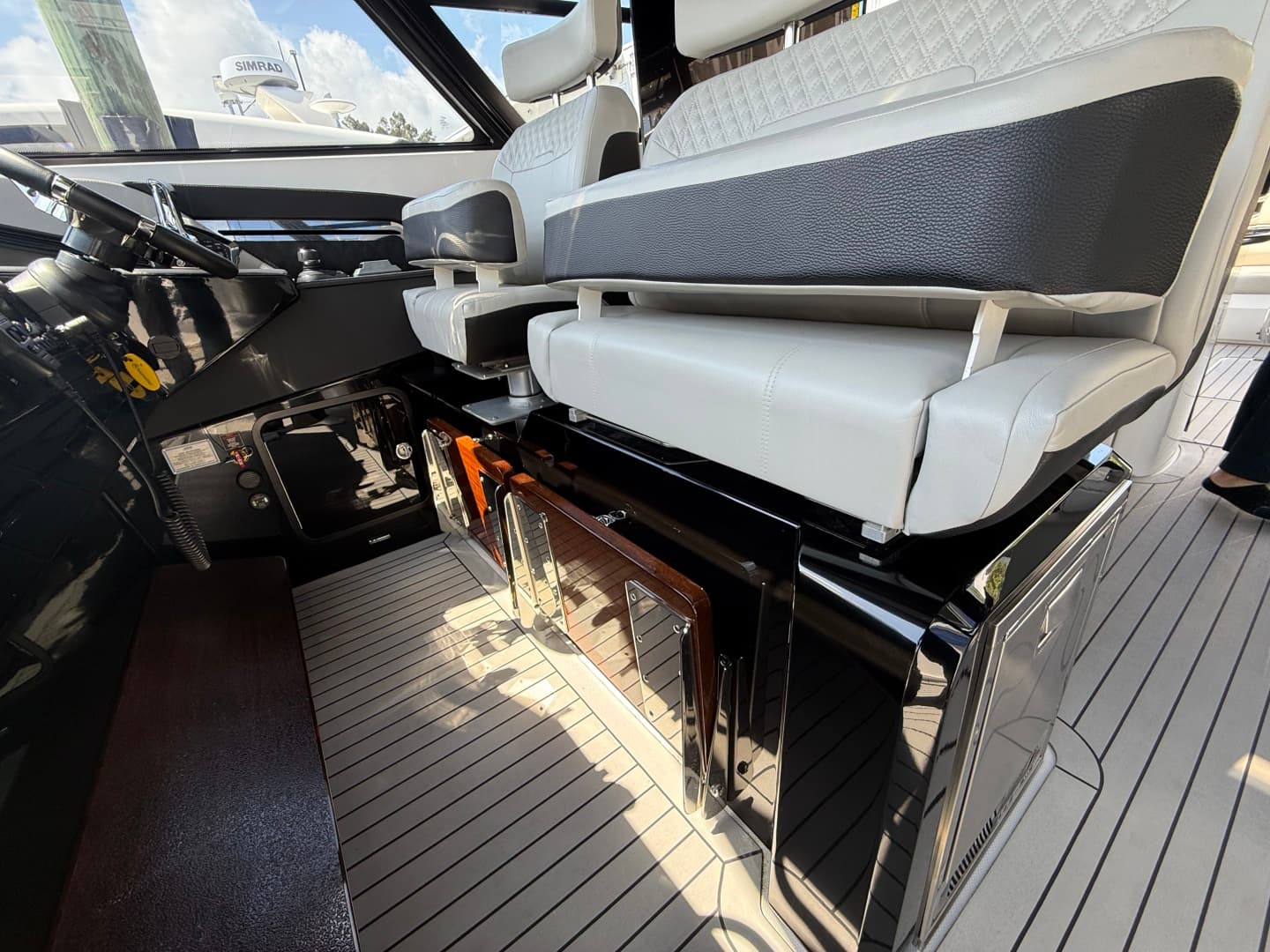 2024 Cruisers Yachts 50 GLS Outboard