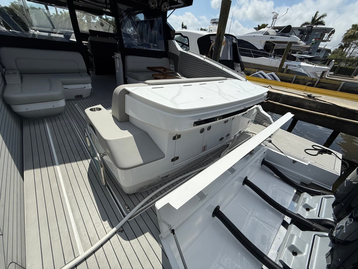 2024 Cruisers Yachts 50 GLS Outboard