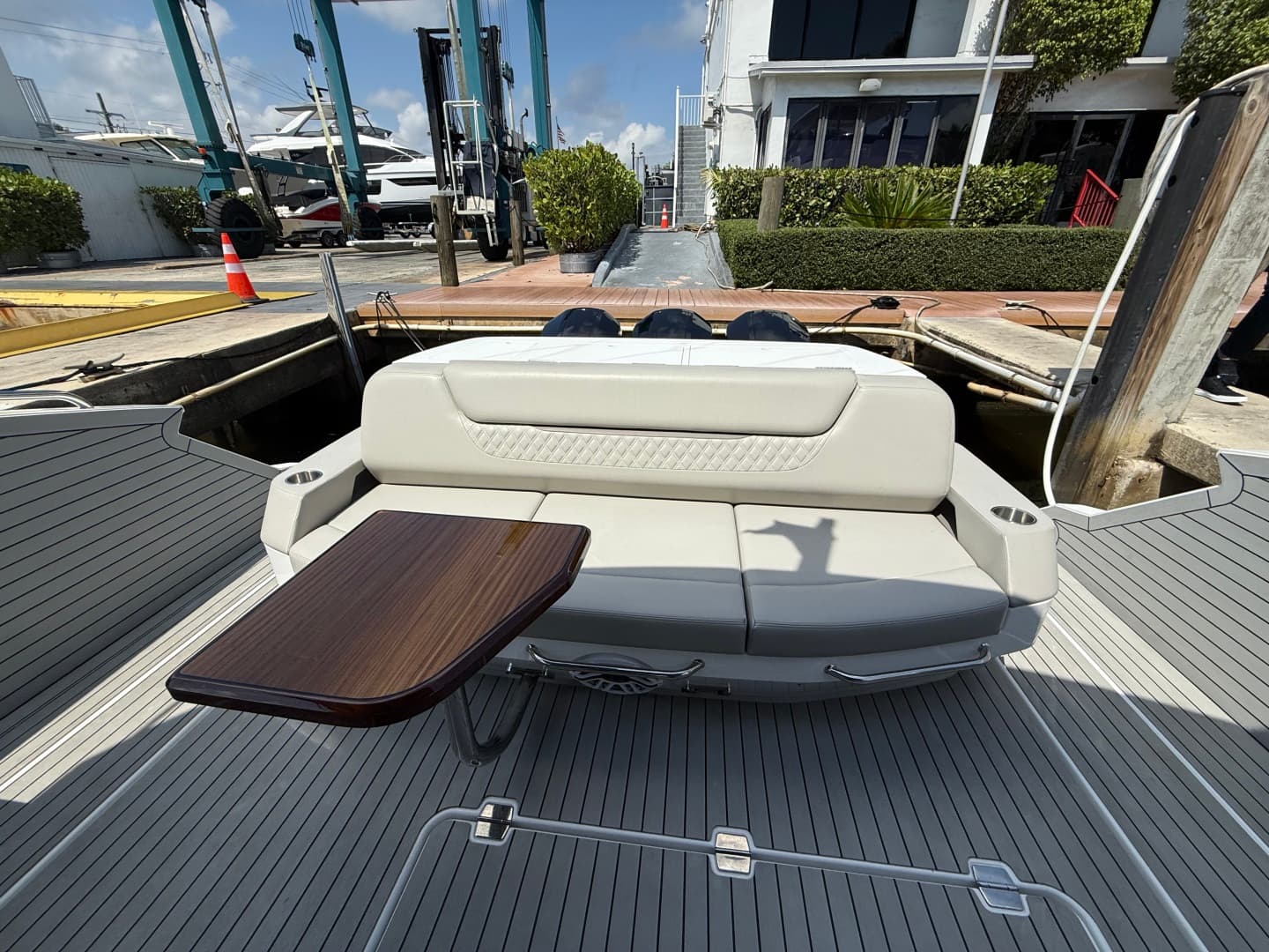 2024 Cruisers Yachts 50 GLS Outboard