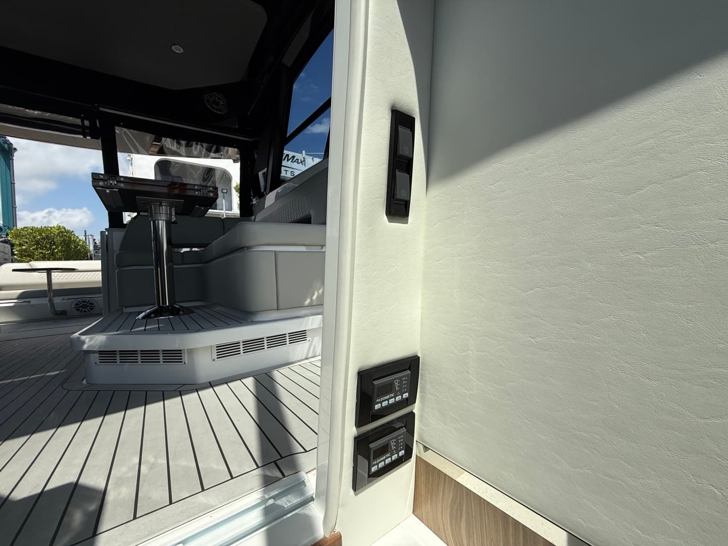 2024 Cruisers Yachts 50 GLS Outboard